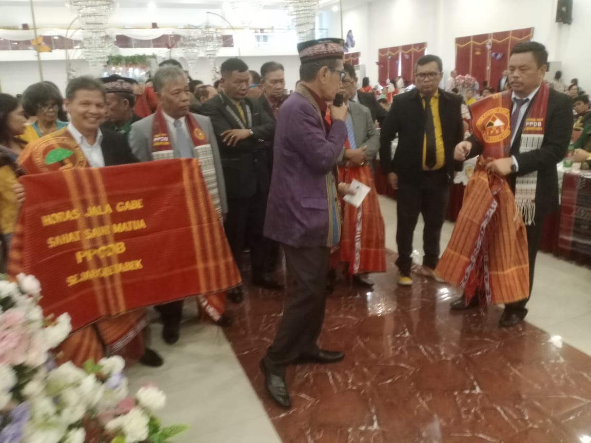 Pengurus PPGDB pasahat ulos Kepada pengantin